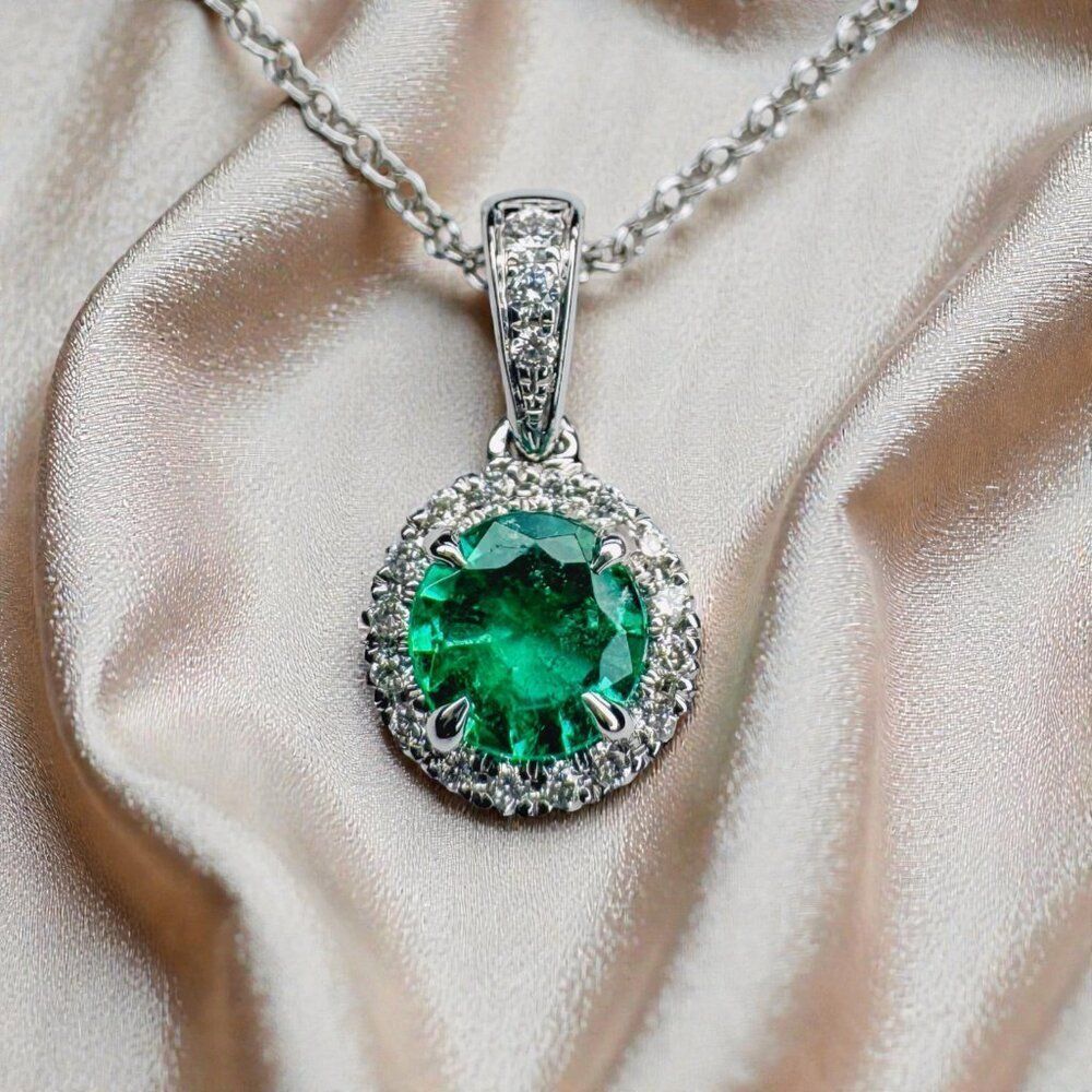 18K White Gold- Colombian Emerald & Diamond Necklace -18"- 3/4cttw -Halo -2.6g - Picture 11 of 16
